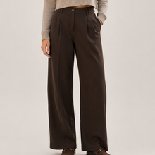 Load image into Gallery viewer, Lucy Pleated Pant in Black
